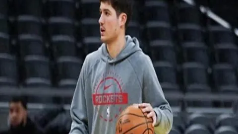 东契奇获詹姆斯赞誉：惊艳演出，兄台！客场胜利实至名归。